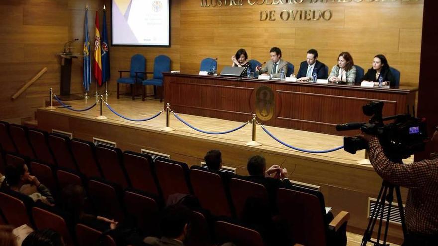 Un momento del acto de adhesión del Colegio de Abogados de Oviedo al pacto contra la violencia machista.