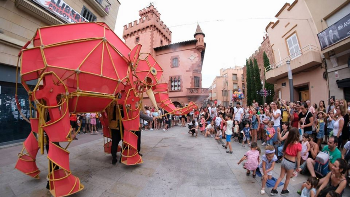 Els carrers de Viladecans es preparen per a la 33a edició del festival Al Carrer Els carrers de Viladecans es preparen per a la 33a edició del festival Al Carrer