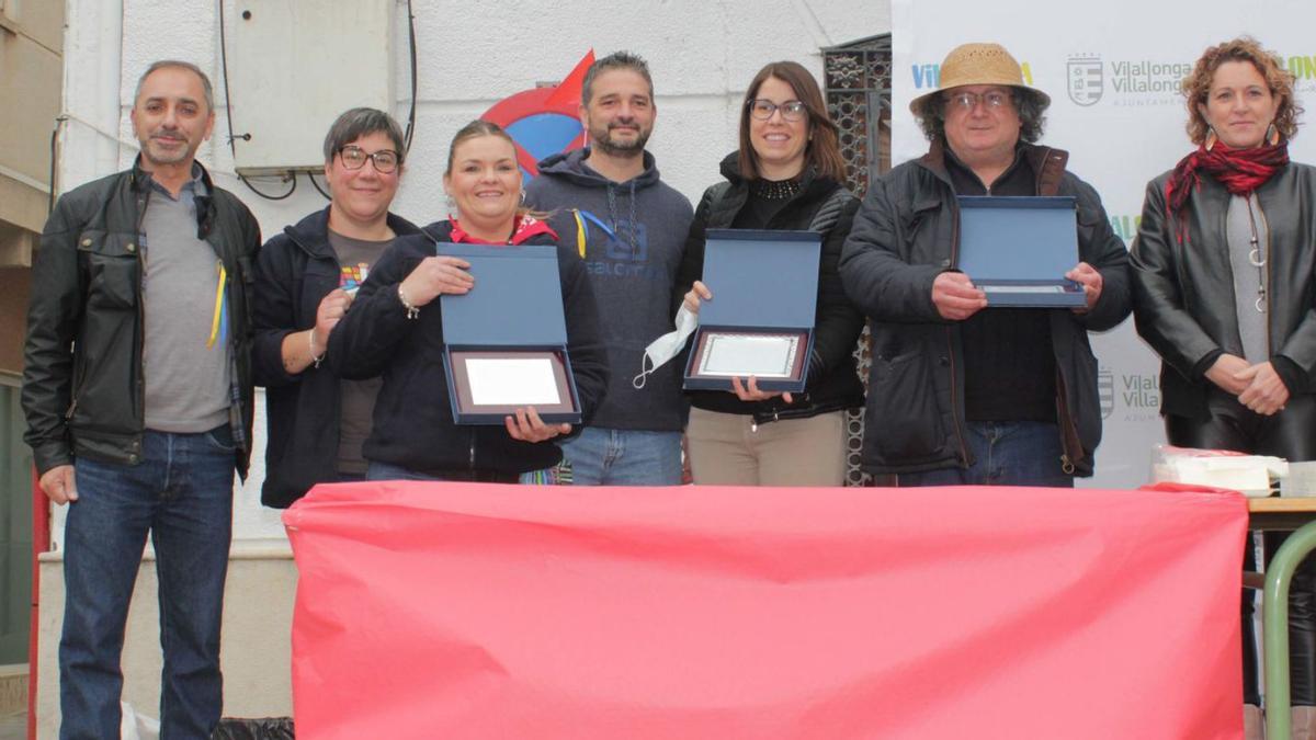 Los ganadores del concurso de Blat Picat, con el alcalde de Villalonga, Román Garrigós.                                 | J. A. ROSELLÓ