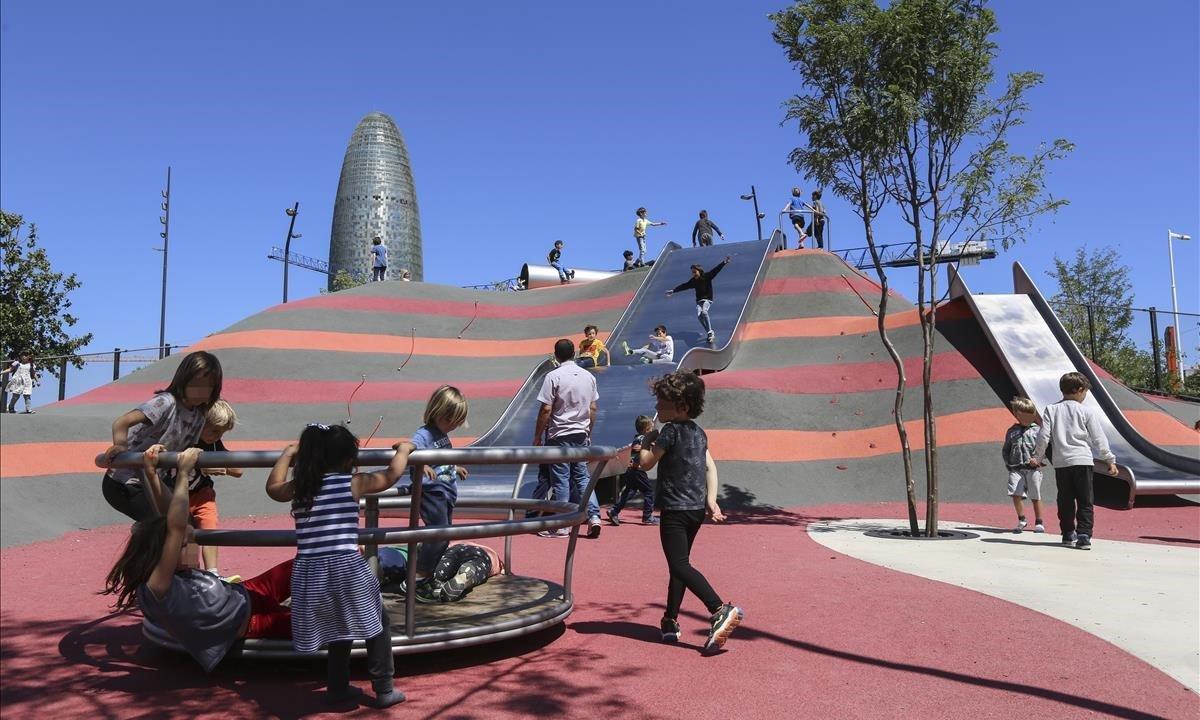 Reapertura del tobogán clausurado en el parque de Glories de Barcelona