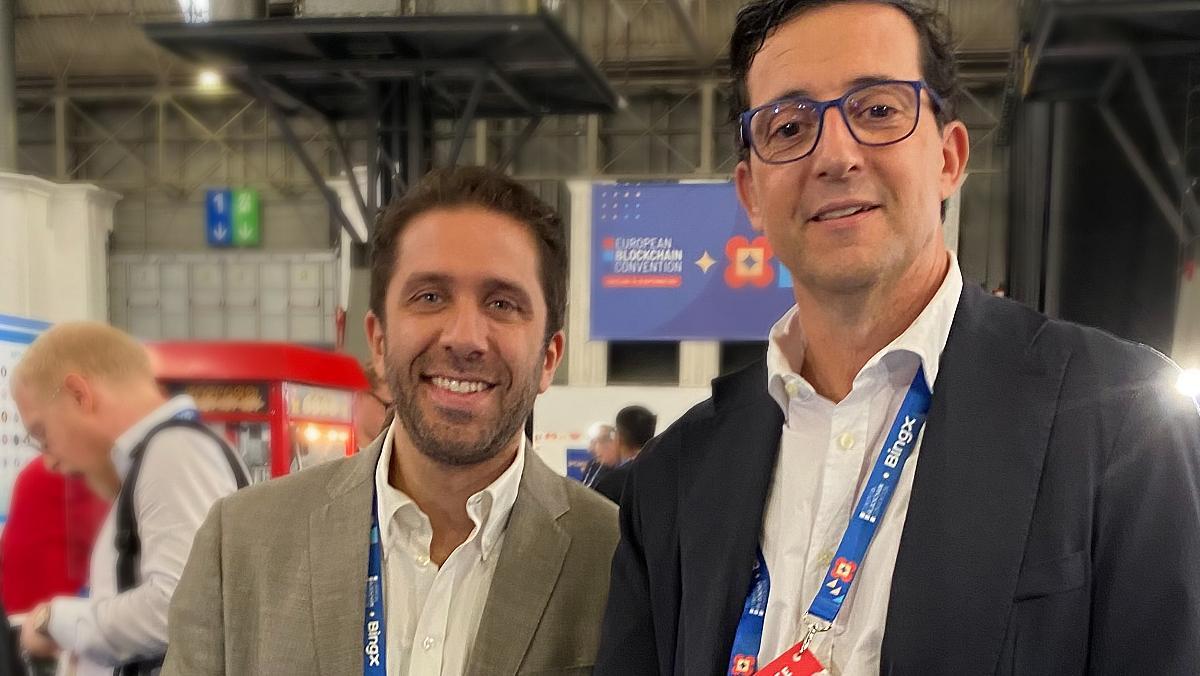 Nadeem Ladki, director global de Bitpanda Technology Solutions (izquierda), y Álvaro Cisneros, director comercial para el sur de Europa.