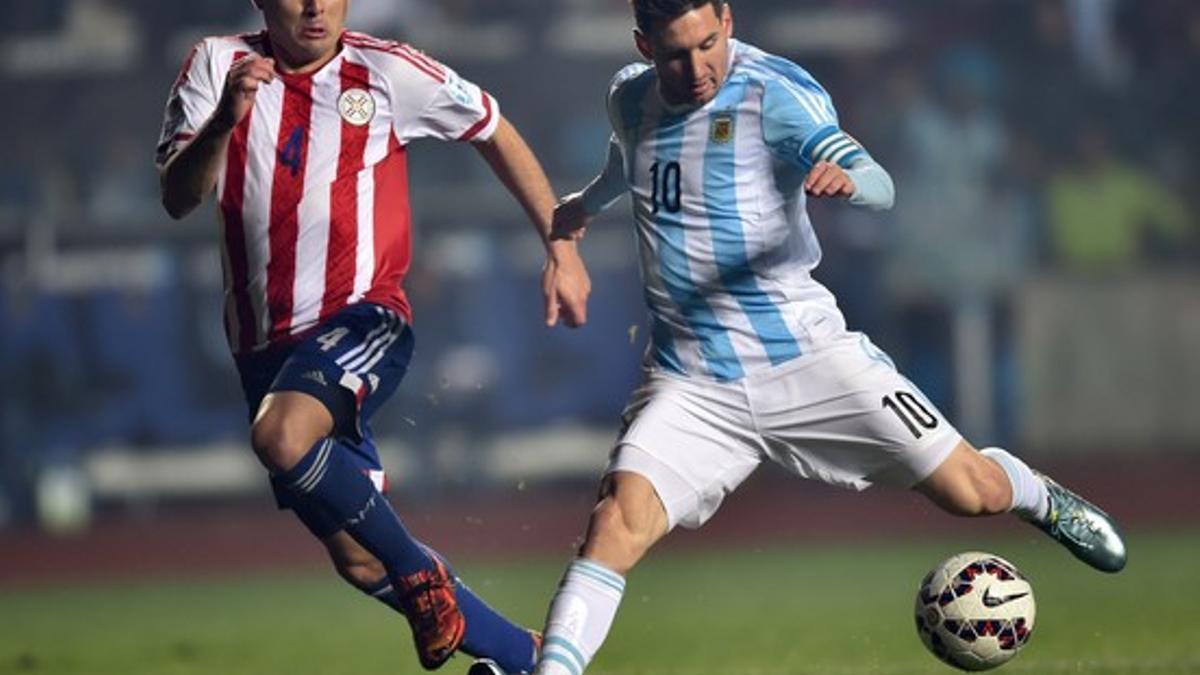 Argentina aplastó 6-1 a Paraguay con un Messi inspirado y juga la final con Chile