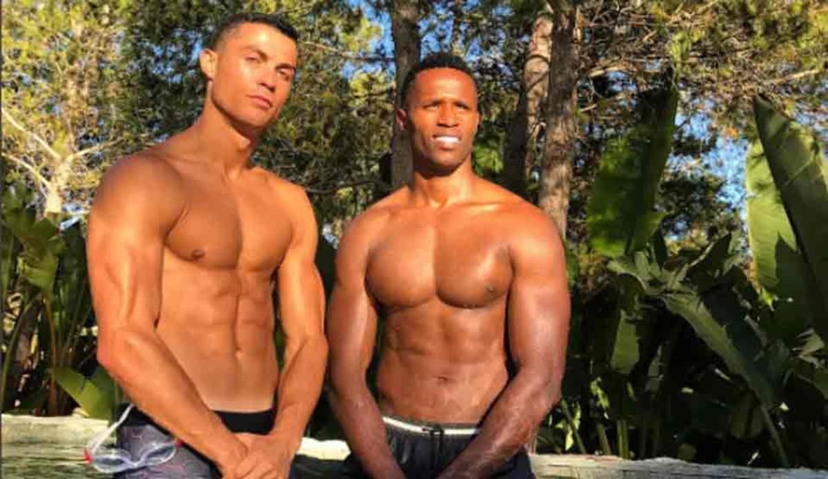 Cristiano Ronaldo, junto a un amigo en la piscina