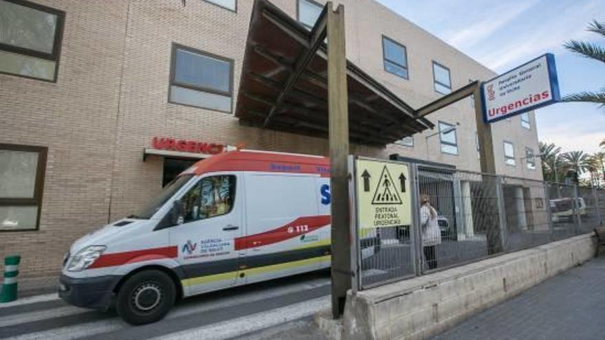El acceso a Urgencias del Hospital General de Elx, donde el niño tuvo que ser atendido.