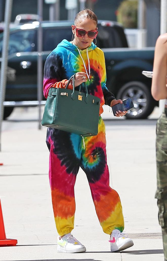 Jennifer Lopez, con chándal 'tie dye' y bolso de Hermés