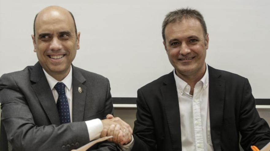 Gabriel Echávarri (PSOE) y Natxo Bellido (Compromís) se saludan tras la firma de la &quot;refundación&quot;, hace una semana