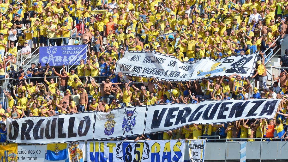 Partido de Segunda División entre la CD Tenerife y el UD Las Palmas (2-1) en el estadio Heliodoro Rodríguez López en 2014.