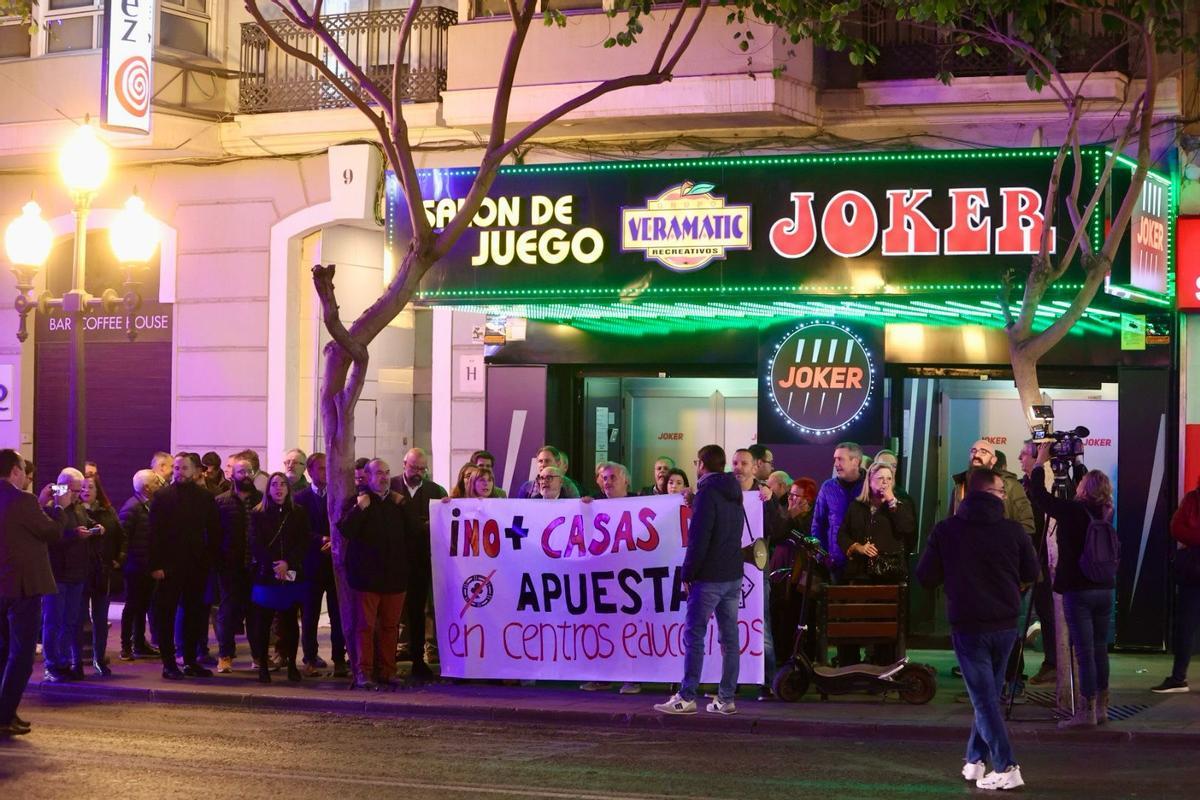 Concentración para alejar las casas de apuestas de los colegios en Alicante