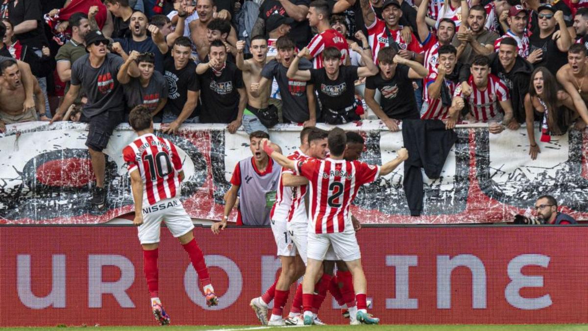 Los aficionados del Sporting celebrando el tanto de su equipo