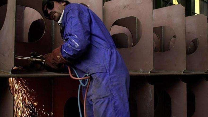 Un trabajador del astillero Hijos de J. Barreras en una de las fases de la construcción de un barco.