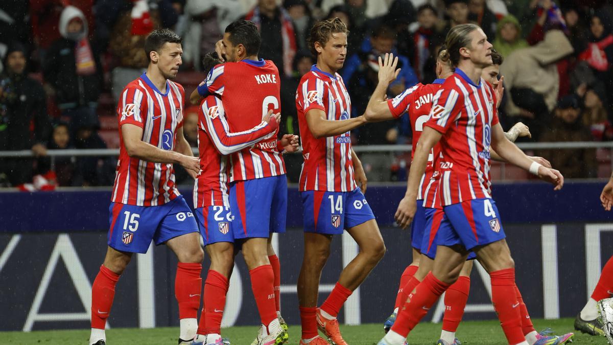 Los jugadores del Atlético felicitan a Giuliano Simeone tras su gol contra el Valladolid.