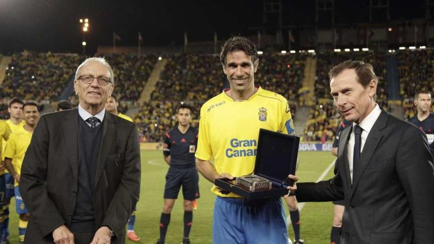 Valerón recibe una placa de Germán Suárez y Emilio Butragueño por haber jugado su partido 400 en Primera.