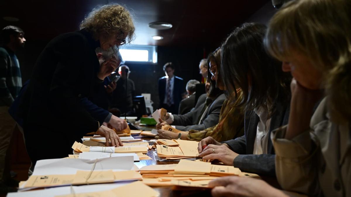 El voto del exterior permite al PSOE mantener el diputado 18 en Extremadura