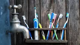 Las seis cosas que ponen en riesgo el cepillo de dientes y que debemos cambiar ya