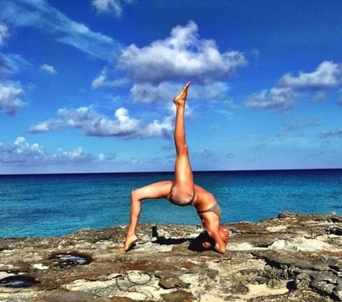 Meghan Markle practicando yoga en la playa en una de las fotos borradas de su cuenta de Instagram