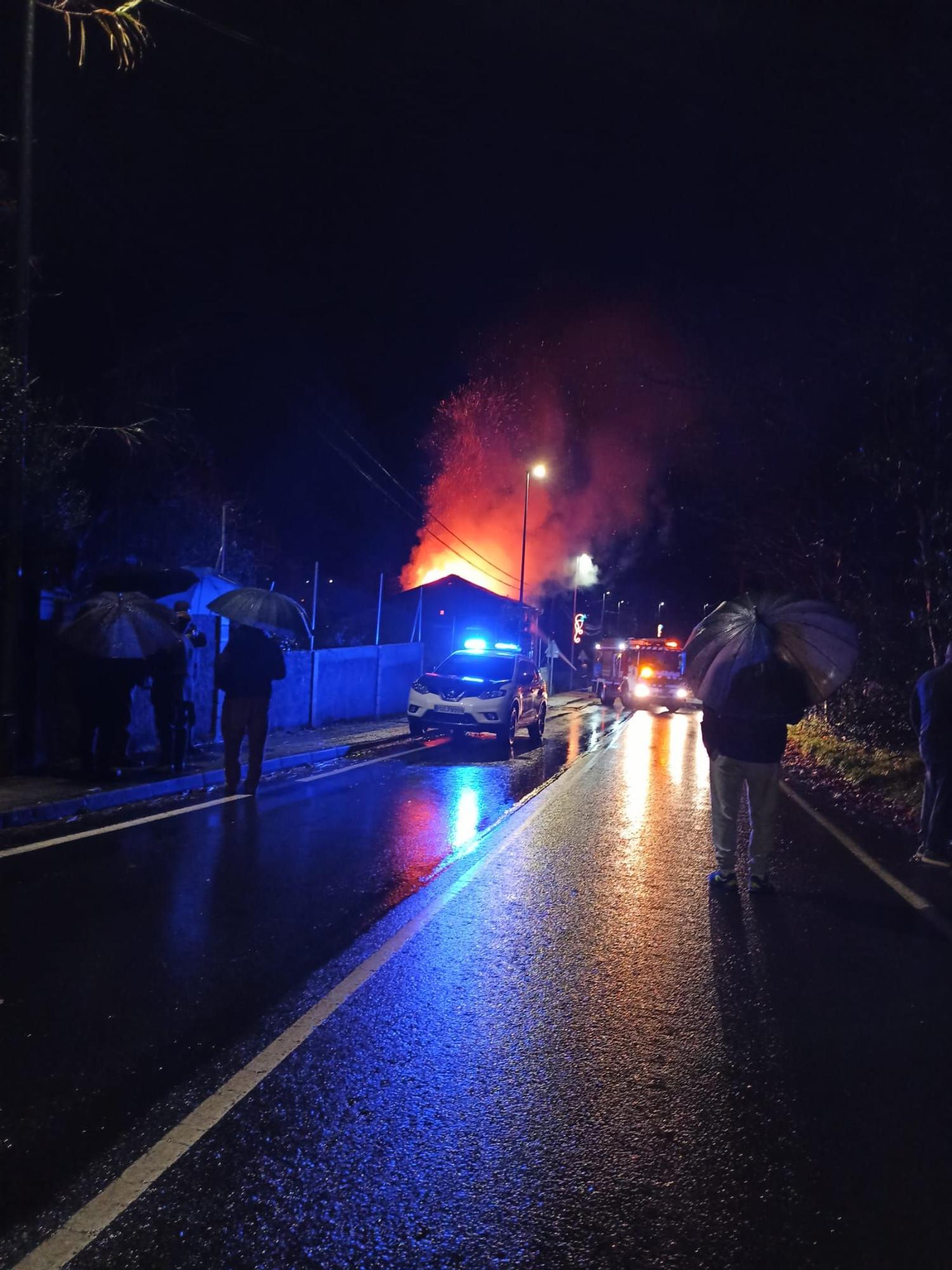 Un incendio calcina una casa en Bergondo