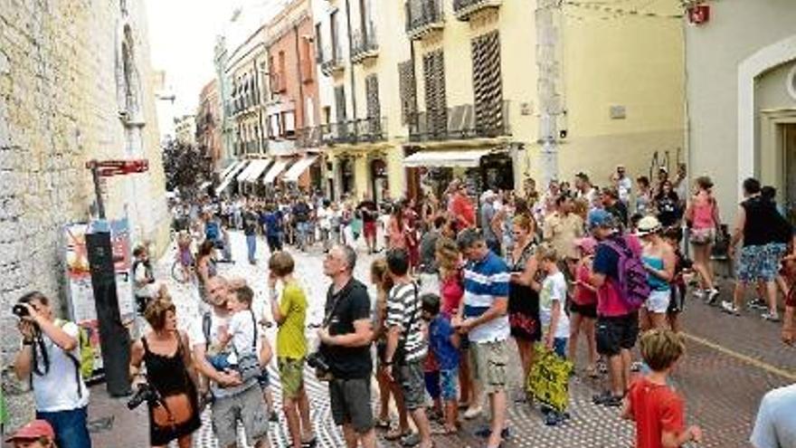 Les cues baixaven ahir de la plaça Gala-Salvador Dalí cap als carrers adjacents.