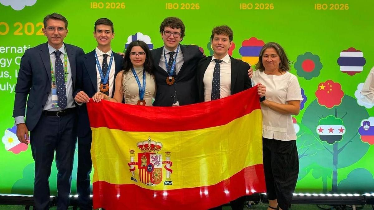 Antonio Monge, en el centro, posa junto al resto de la delegación española tras conquistar el bronce en la Olimpiada Internacional de Biología 2026 celebrada en Lituania.