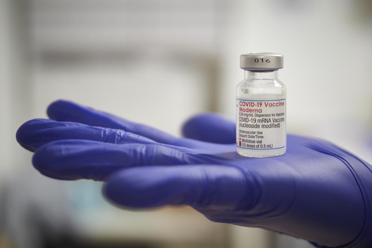 Archivo - Una profesional sanitaria sostiene un vial de la vacuna de Moderna contra la Covid-19