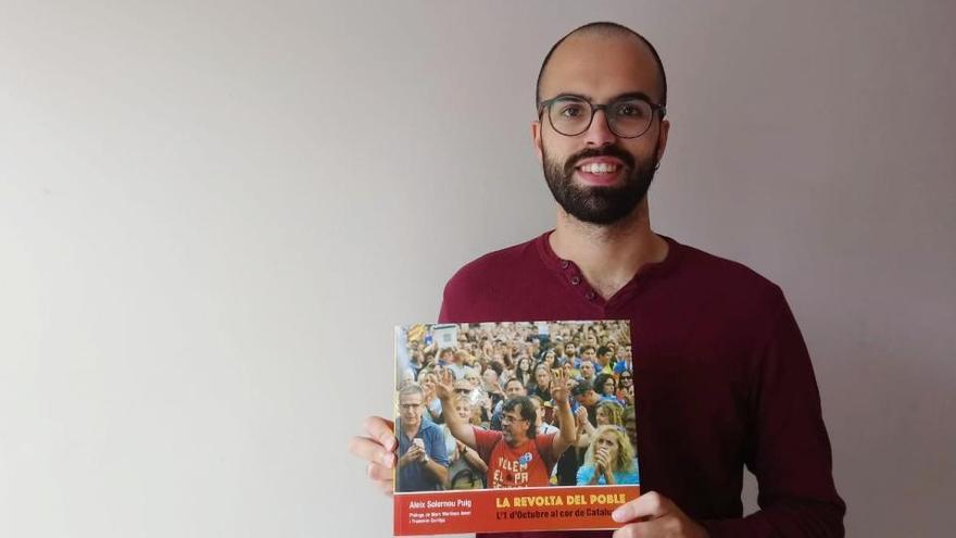 Aleix Solernou, amb el seu llibre «La revolta del poble»