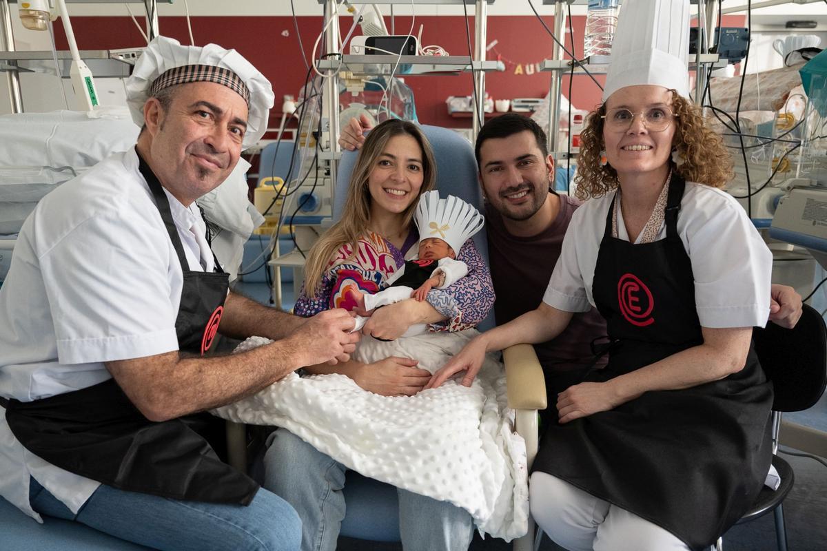 Los bebés ingresados en la UCI neonatal del Clínic se convierten en pequeños cocineros por Carnaval