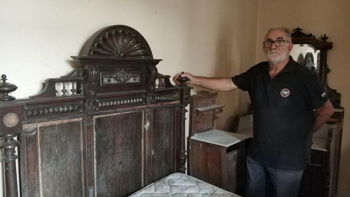 Felipe Carlos Velasco junto a una cama de la Casa Peralba