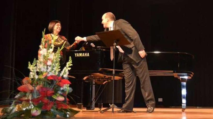 Carmen Montero y Juan Abalde se saludan al final de un concierto anterior.