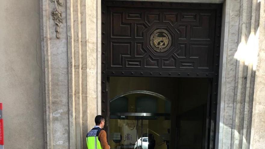 La Policía, frente a fachada de la CHS esta mañana