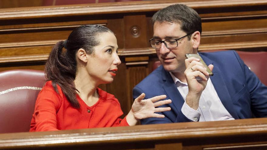 Iñaki Lavandera y Patricia Hernández en el Parlamento canario.