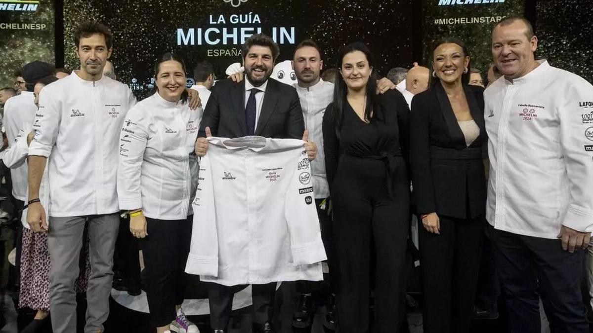 El presidente López Miras celebra con los chefs murcianos las estrellas Michelin.