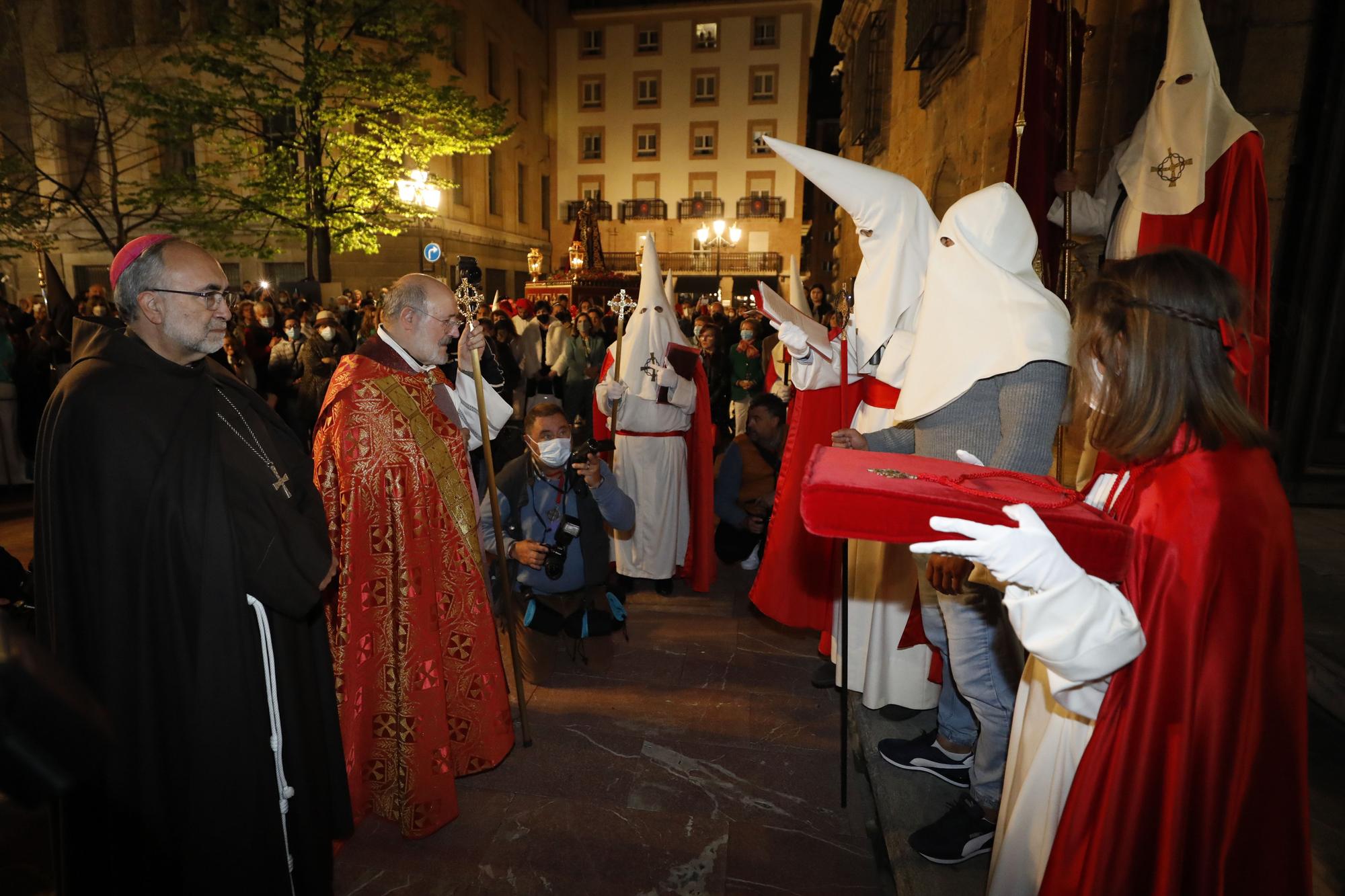 EN IMÁGENES: La imagen de Jesús Cautivo vuelve a recorrer las calles de Oviedo