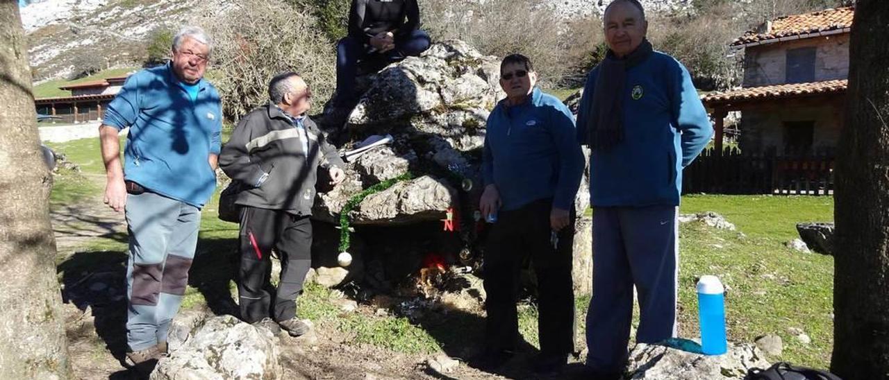 Montañeros en el Túmulo de Cayacente.