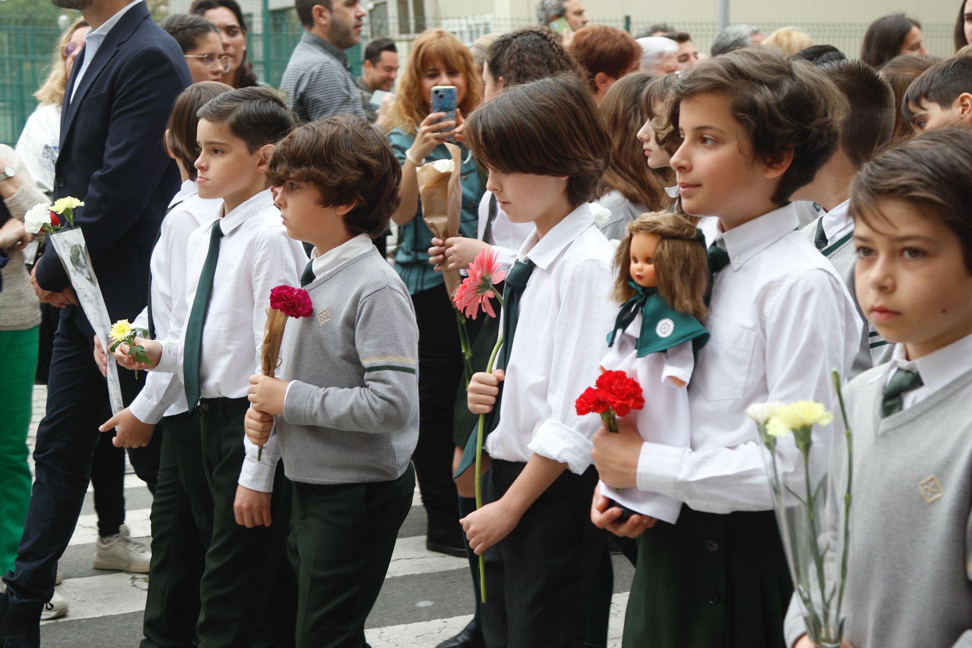 Alumnos del colegio Virgen del Carmen durante su procesión