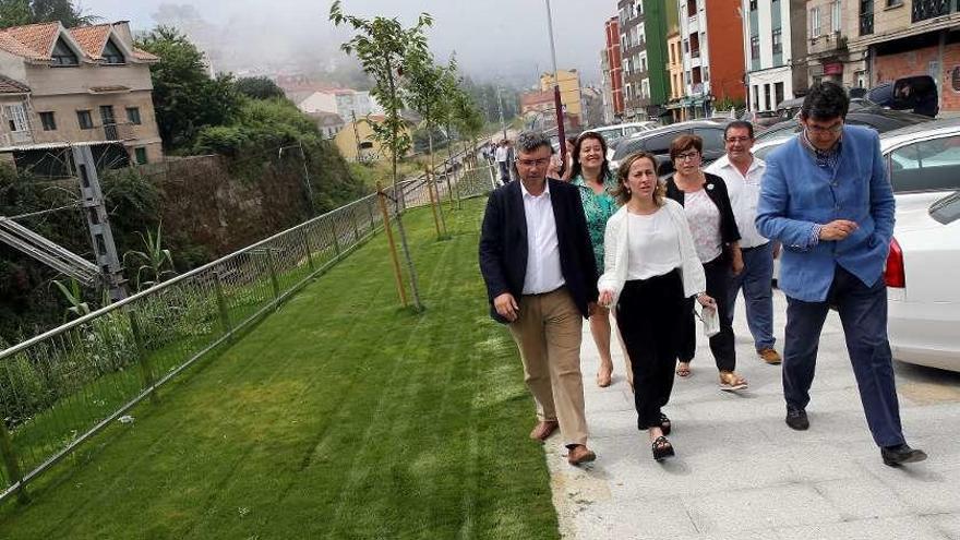 Javier Bas, Ethel Vázquez, López-Chaves y parte del gobierno local, en la zona reformada. // M.G. Brea