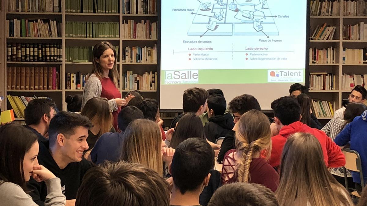 Alumnos participando en las sesiones de formación de Talento en las Aulas.