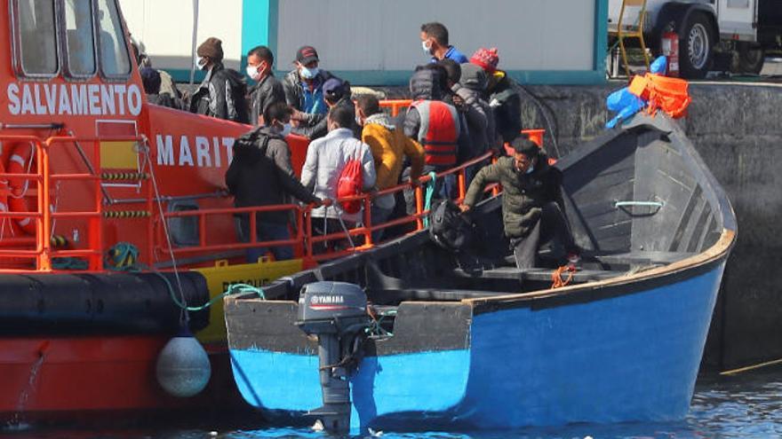 Inmigrantes llegados este lunes al muelle de Arguineguín.