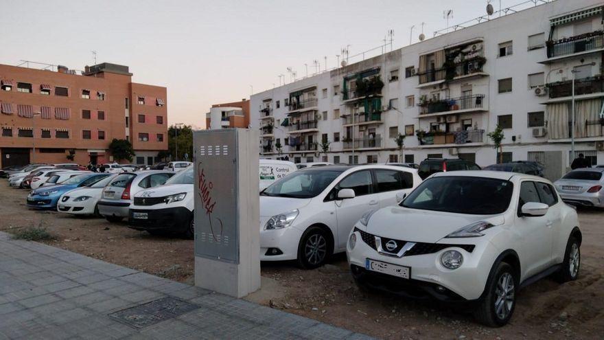 Coches aparcados en un solar del Campo de la Verdad.