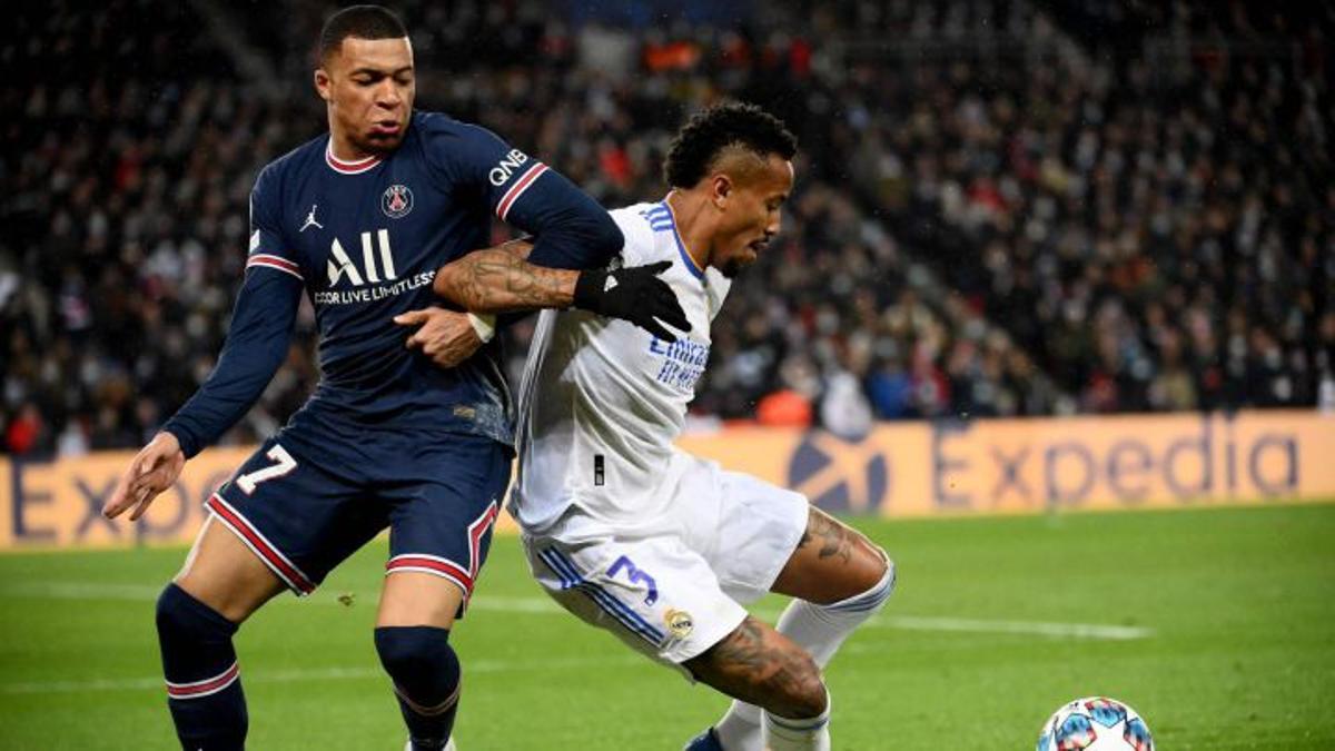 Mbappé y Militao, pujando por una pelota