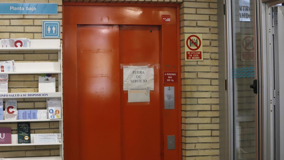 El ascensor continúa con un cartel en su puerta que anuncia su avería.