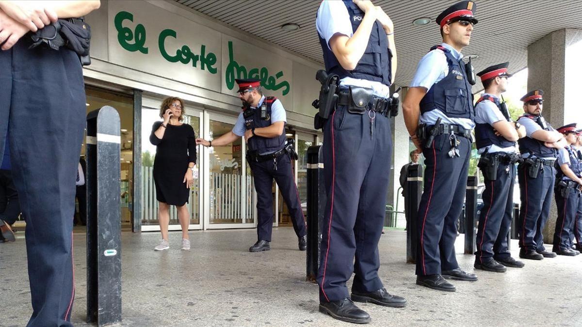 Los Mossos protegen las puertas de El Corte Inglés en Sabadell.