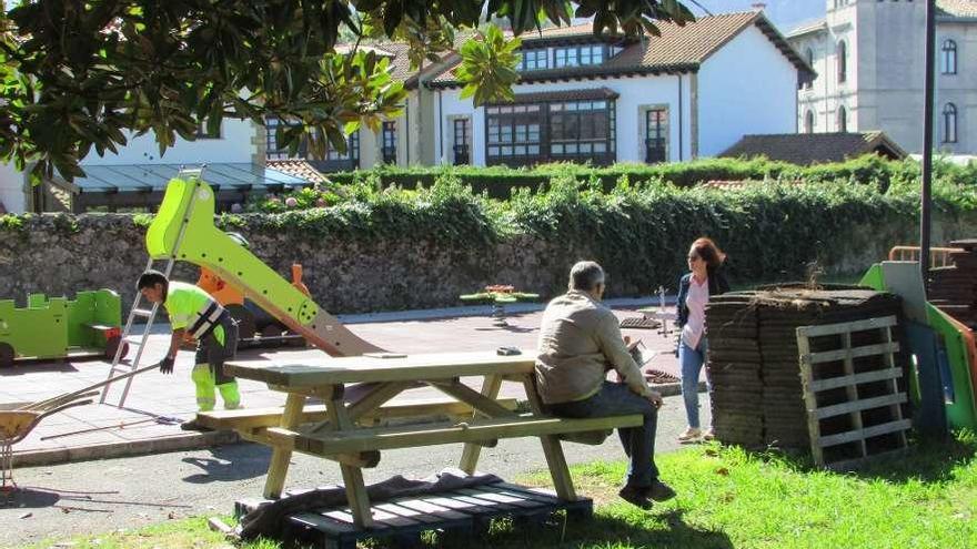 Mejoras en el parque infantil de la localidad de Poo