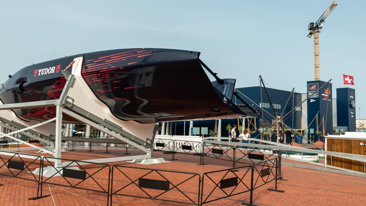 El equipo suizo de la Copa América de vela, Alinghi Red Bull Racing. expone el BoatZero, el AC75 con el que ha entrenado en los últimos meses en la plaza de l'Odissea de Barcelona.