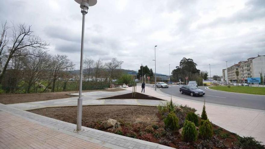 Zona ajardinada en la rúa da Estación, ante la rotonda de Josefina Arruti. // Gustavo Santos