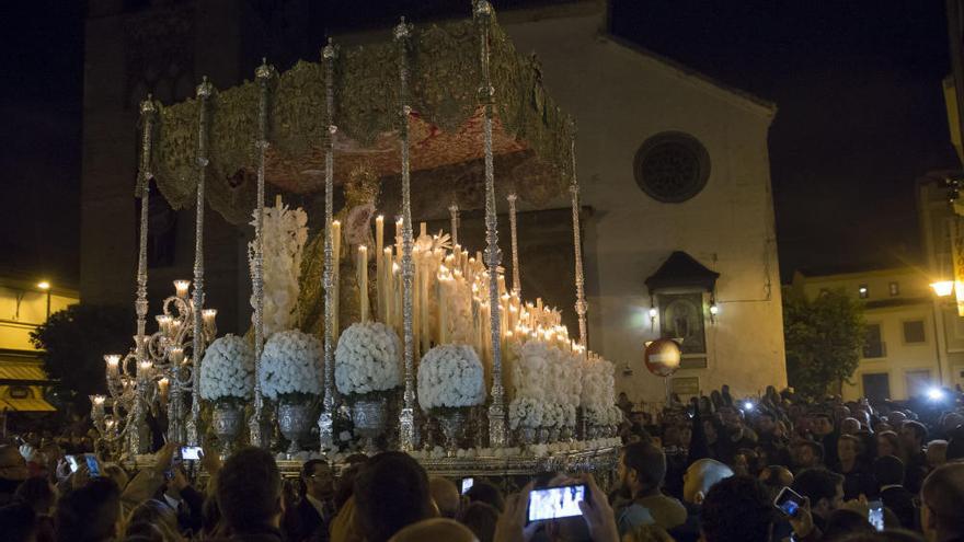 La Madrugá sevillana transcurre con normalidad entre saetas y lágrimas de emoción