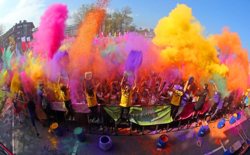 La carrera más colorida reúne a miles de participantes en Vigo