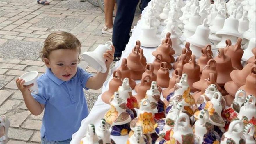 Un niño delante de un puesto de campanitas, en la Velá de la Fuensanta del 2019, la última que se celebró.