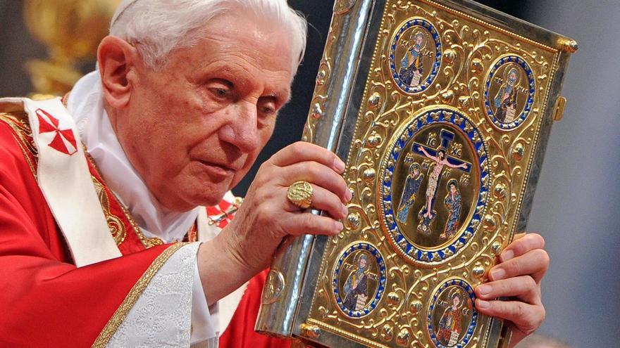 Mor Benet XVI, el papa esquitxat pels escàndols sexuals a l’església i pel ‘Vatileaks’