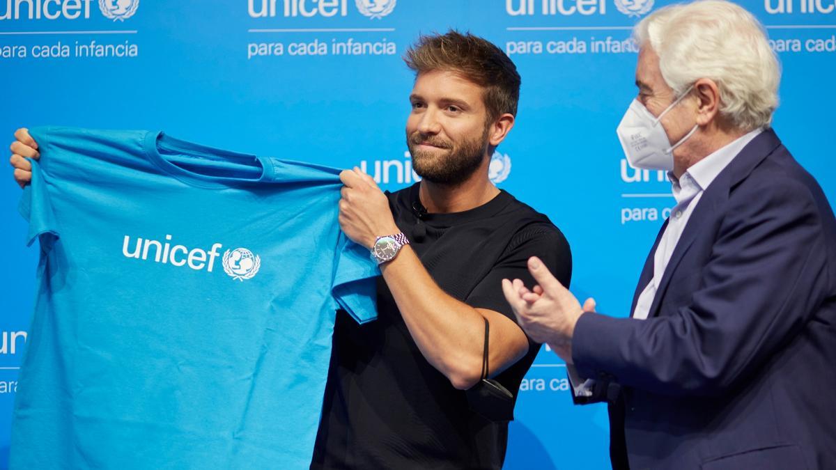 Pablo Alborán, con su camiseta de nuevo embajador de Unicef España.