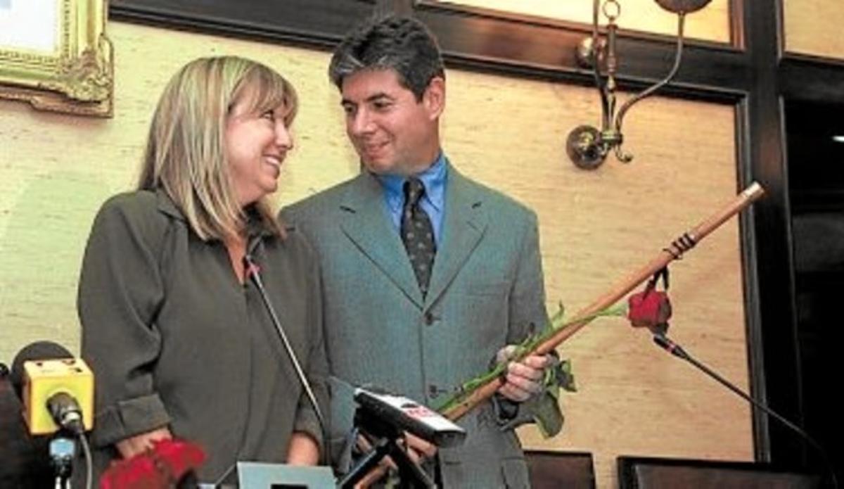 Manuela de Madre passa la vara d’alcalde a Bartomeu Muñoz, el 10 de juny del 2002. Manuela de Madre passa la vara d’alcalde a Bartomeu Muñoz, el 10 de juny del 2002.
