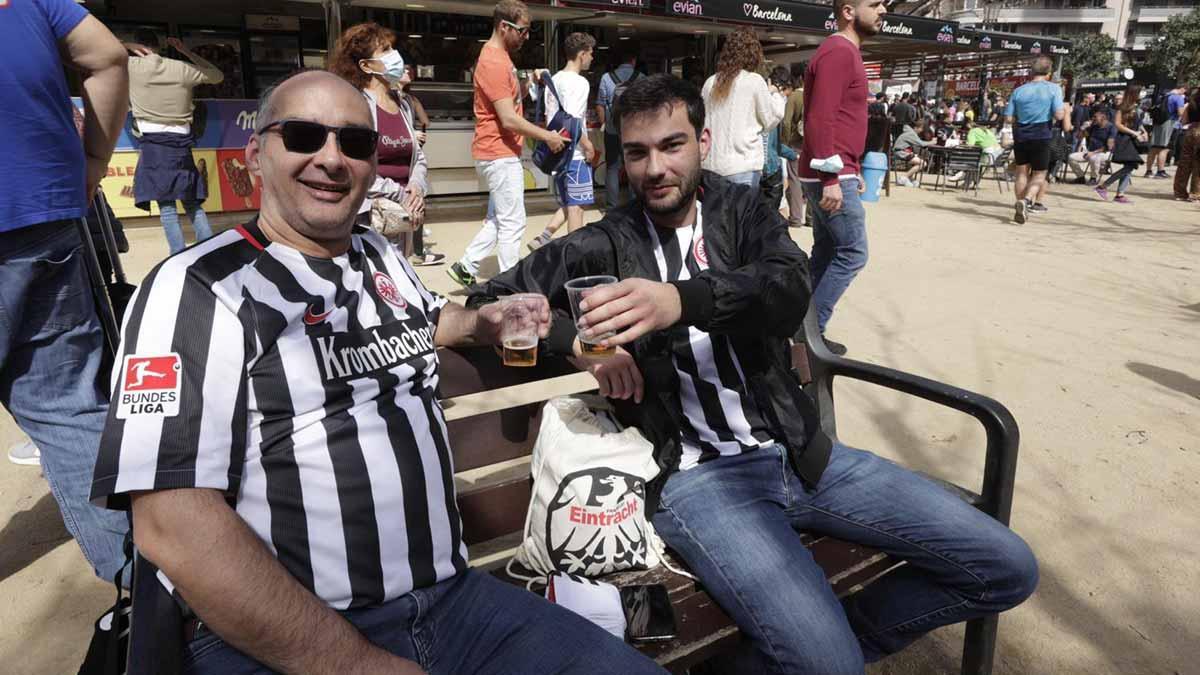 Paul-Luca Bonke y su padre, aficionados del Eintracht de Frankfurt, en la plaza de la Sagrada Família de Barcelona